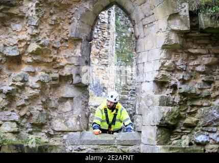 La stonemason James Preston, de SSH conservation, arpente l'abbaye de Rievaulx dans le North Yorkshire alors que le patrimoine anglais se prépare à effectuer des travaux de conservation essentiels. English Heritage commande une enquête à l'abbaye de Rievaulx sur un cycle de cinq ans pour évaluer l'état de l'abbaye du niveau du sol jusqu'au sommet de la structure.