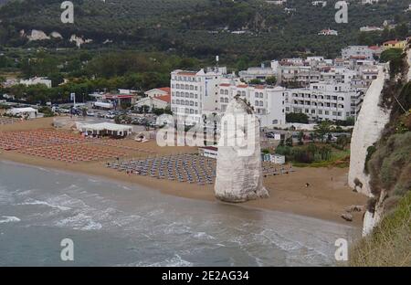 Point le plus célèbre de Vieste : le monolithe rocheux vertical Pizzomunno, debout à 25 m, près de la Spiaggia del Castello (mer Adriatique), Italie, Puglia, GA Banque D'Images
