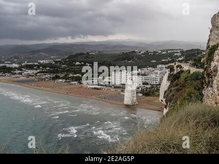 Point le plus célèbre de Vieste : le monolithe rocheux vertical Pizzomunno, debout à 25 m, près de la Spiaggia del Castello (mer Adriatique), Italie, Puglia, GA Banque D'Images