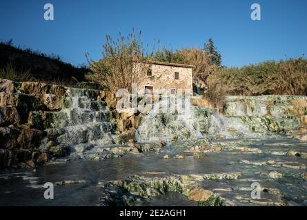 Cascata del Gorello également connu sous le nom de Cascate del Mulino, cascade thermale de source, terme di Saturnia, Grosseto, Toscane, Italie Banque D'Images