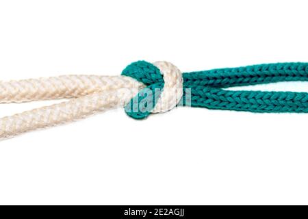 Le noeud de récif (carré) sur fond blanc un noeud de reliure est facile attaché et ne se coince pas, donc il est toujours facile de détacher Banque D'Images