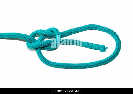 Bowline Knot sur fond blanc un des noeuds de boucle les plus utilisés. Comme il ne glisse pas, il est utilisé pour le sauvetage Banque D'Images