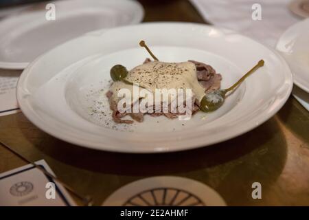 Agneau et dinde shawarma dans un plat avec sauce tahini Banque D'Images