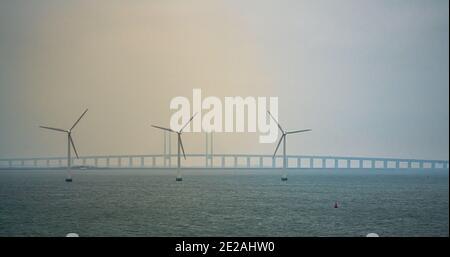 Éoliennes en mer avec le pont d'Oresund en arrière-plan. Banque D'Images