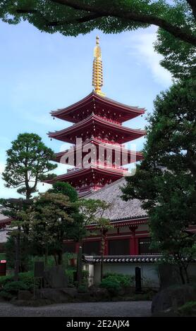 Taito, Tokyo, Japon - septembre 18 2020 : vue en fin d'après-midi de la pagode de cinq étages à Asakusa, Tokyo, sous un ciel partiellement nuageux Banque D'Images