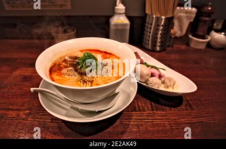 Toshima, Tokyo, Japon - septembre 26 2020 : un bol de nouilles tantsanmen épicées et quelques côtés sur le comptoir à Nakiryu, une nouilles primée par une étoile au Michelin Banque D'Images