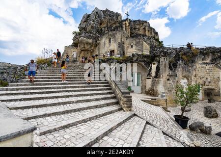 Touristes sur l'escalier panoramique menant à l'église de la grotte Santa Maria de Idris. Matera, Basilicate, Italie, août 2020 Banque D'Images