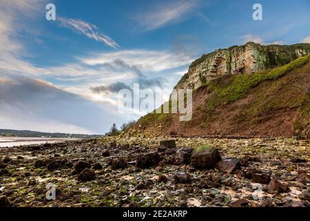 Castell Mawr Rock depuis la plage sur Red Wharf Bay à marée basse, Anglesey, pays de Galles Banque D'Images