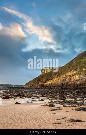 Castell Mawr Rock depuis la plage sur Red Wharf Bay à marée basse, Anglesey, pays de Galles Banque D'Images