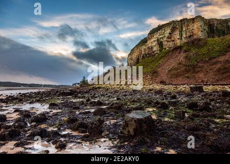 Castell Mawr Rock depuis la plage sur Red Wharf Bay à marée basse, Anglesey, pays de Galles Banque D'Images