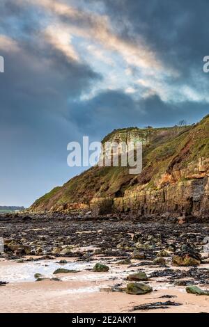 Castell Mawr Rock depuis la plage sur Red Wharf Bay à marée basse, Anglesey, pays de Galles Banque D'Images