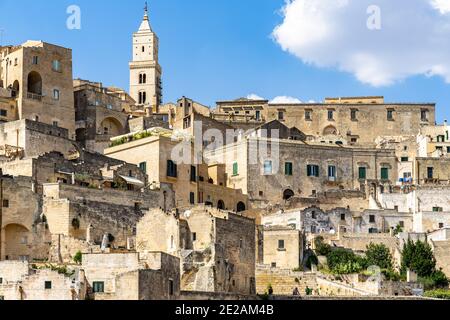 Bâtiments typiques et maisons du quartier de Sasso Caveoso à Matera, avec le clocher de la cathédrale de Matera au sommet, Basilicate, Italie Banque D'Images