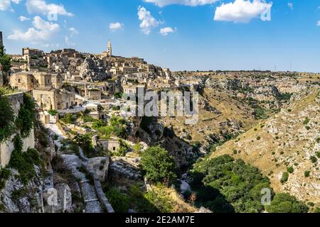 Vue panoramique sur le canyon Matera et Gravina depuis rione Casalnuovo, Basilicate, Italie Banque D'Images