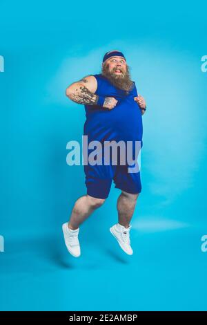 Hipster homme avec tatouages faisant du sport et des exercices dans le matin Banque D'Images