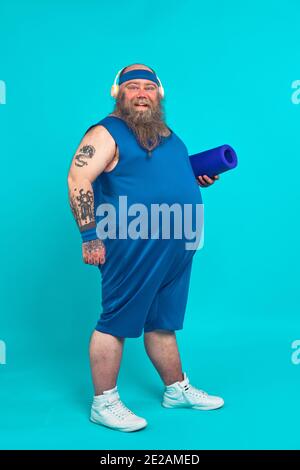 Hipster homme avec tatouages faisant du sport et des exercices dans le matin Banque D'Images