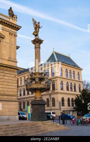 Sculpture de Muse, devant Rudolfinum, Namesti Jana Palacha, Josefov, Prague, République tchèque Banque D'Images