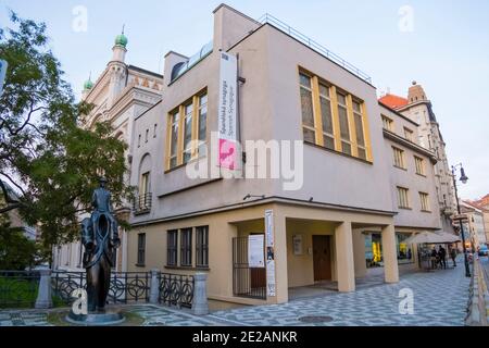 Monument Kafka et synagogue espagnole, Josefov, Prague, République tchèque Banque D'Images