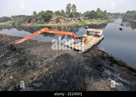 DHAKA, BANGLADESH - le 13 janvier 2021 : la Dhaka South City Corporation rénove les canaux de Khilgaon Trimohoni dans la capitale en raison de déchets et de po Banque D'Images