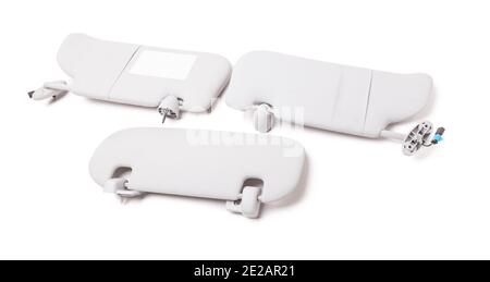 Intérieur du pare-soleil de voiture. Trois pare-soleil gris automatique avec miroir sur fond blanc isolé. Industrie de l'auto-service. Catalogue des pièces de rechange. Banque D'Images