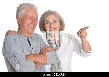 Portrait d'un couple senior heureux regardant quelque chose Banque D'Images