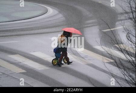 Hambourg, Allemagne. 13 janvier 2021. Une femme traverse un tableau de concordance avec un enfant. Credit: Marcus Brandt/dpa/Alay Live News Banque D'Images