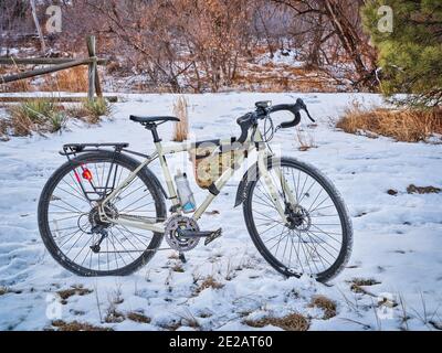 Vélo à la tombée de la nuit à la fin de l'automne ou paysage d'hiver sur une piste cyclable à fort Collins, dans le nord du Colorado, concept de loisirs et de transport Banque D'Images