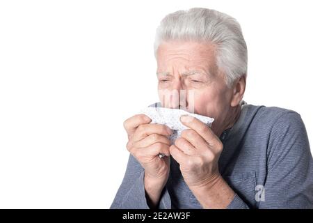 Vieil homme malade debout sur fond blanc Banque D'Images