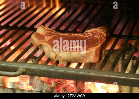 Grillades sur un barbecue Banque D'Images