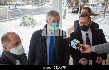 Varsovie, Mazovie, Pologne. 13 janvier 2021. Réunion des syndicats de lot PLL avec des membres de la Coalition civique sur la situation dans la Société et les licenciements annoncés. Dans la photo: MICHAL SZCZERBA, PAWEL PONCYLJUSZ, DARIUSZ JONSKI, PI SZMULEWICZ crédit: Hubert Mathis/ZUMA Wire/Alay Live News Banque D'Images