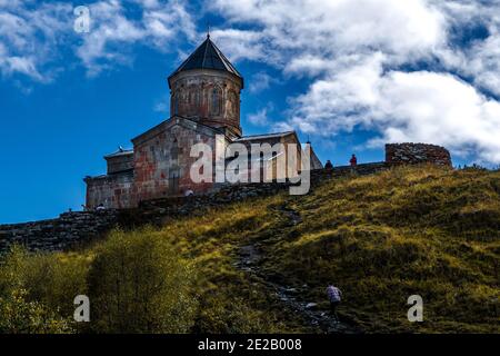 L'église de trinité Gergeti (Tsminda Sameba), Église sainte trinité Gergeti près du village d'en Géorgie, sous le mont Kazbegi Banque D'Images