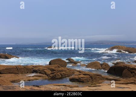 Punta da Barca, vagues déferlantes, Sanctuaire de notre Dame de LA Barca, la Vierge du bateau ou notre Dame du bateau, Muxia, la Coruña, Galice, Espagne Banque D'Images