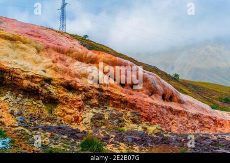 Grès brun, orange, qui a formé l'eau, l'eau continue de s'écouler à travers elle. Genre de phénomène karstique sur le col Jvari, dans le nord de la Géorgie. Kazbegi nature Banque D'Images