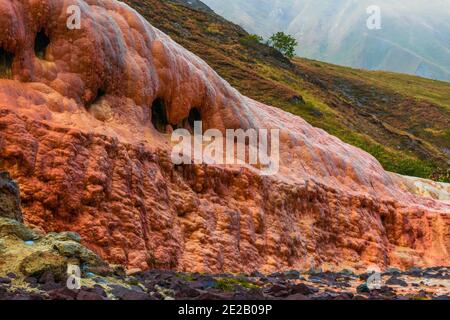 Grès brun, orange, qui a formé l'eau, l'eau continue de s'écouler à travers elle. Genre de phénomène karstique sur le col Jvari, dans le nord de la Géorgie. Kazbegi nature Banque D'Images