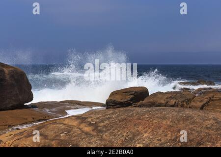 Punta da Barca, vagues déferlantes, Sanctuaire de notre Dame de LA Barca, la Vierge du bateau ou notre Dame du bateau, Muxia, la Coruña, Galice, Espagne Banque D'Images