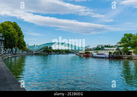 Tbilissi, Géorgie - 1er octobre 2017 : le pont de la paix est un pont piétonnier en forme d'arc, une construction en acier et en verre illuminée par de nombreux LE Banque D'Images