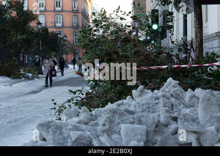 Madrid, Espagne. 13 janvier 2021. Les rues restent impraticables après la tempête Filomena le 12 janvier 2020 à Madrid, Espagne. Photo par Itahisa Hernandez/AlterPhotos/ABACAPRESS.COM Credit: Abaca Press/Alay Live News Banque D'Images