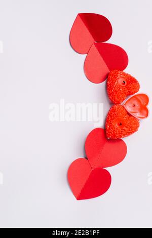 Décorations faites à la main de coeurs en carton et bougies parfumées. Concept de la Saint-Valentin. Banque D'Images