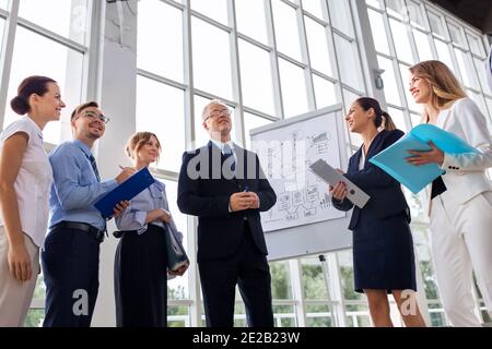 L'équipe d'affaires avec le tableau à feuilles à office Banque D'Images