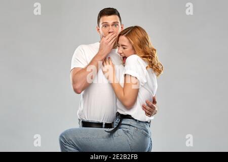 un couple effrayé en t-shirts blancs Banque D'Images