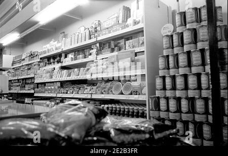 15 novembre 1985, Saxe, Eilenburg: À l'automne 1985, un nouveau centre commercial a été remis dans le nouveau bâtiment Eilenburg est. Date exacte de l'enregistrement inconnue. Photo: Volkmar Heinz/dpa-Zentralbild/ZB Banque D'Images