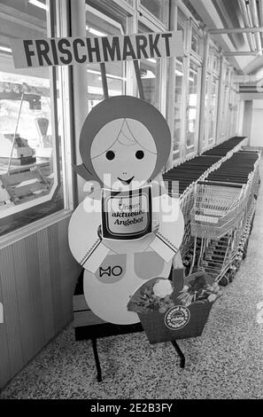 15 novembre 1985, Saxe, Eilenburg: À l'automne 1985, un nouveau centre commercial a été remis dans le nouveau bâtiment Eilenburg est. Date exacte de l'enregistrement inconnue. Photo: Volkmar Heinz/dpa-Zentralbild/ZB Banque D'Images