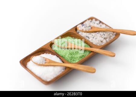 sea salt and spoons on wooden tray Banque D'Images