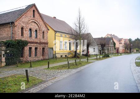 Wildenbruch, Allemagne. 06e janvier 2021. Maisons historiques sur la route du village dans le quartier de Potsdam-Mittelmark. Le centre du village de Wildenbruch a été mentionné pour la première fois en 1375, l'église en pierre de champ, les fermes rénovées et l'ancienne école sont des sites du village situé entre l'AUTOROUTE A 10 et le lac Seddin. Credit: Soeren Stache/dpa-Zentralbild/ZB/dpa/Alay Live News Banque D'Images