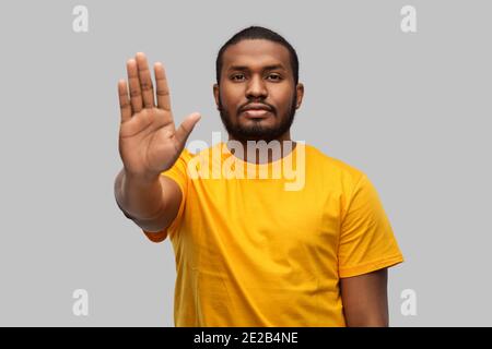 homme afro-américain montrant un geste d'arrêt Banque D'Images