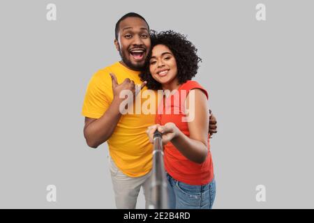 couple africain prenant la photo par bâton de selfie Banque D'Images