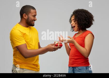 joyeux couple afro-américain avec coffret cadeau rouge Banque D'Images