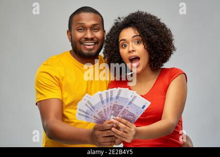 un couple afro-américain heureux avec de l'argent en euros Banque D'Images