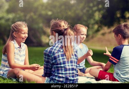 Happy kids playing roche-papier-ciseaux jeu Banque D'Images