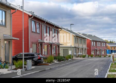 Rue avec maisons de ville de style scandinave ou appartements en copropriété Banque D'Images