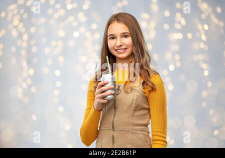 bonne adolescente qui boit du soda dans la canette Banque D'Images